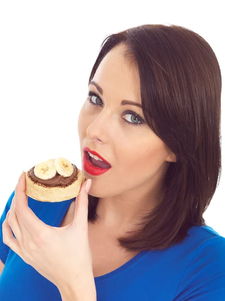 Giovane donna mangiare briciola con crema di cioccolato e banana — Foto Stock