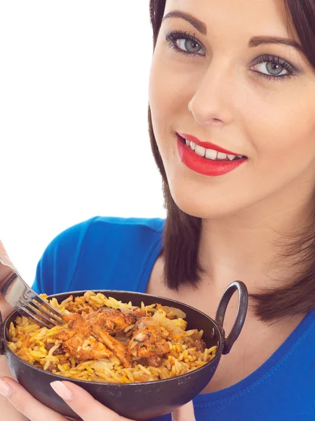 Jovem mulher comendo frango Tikka Biryani — Fotografia de Stock