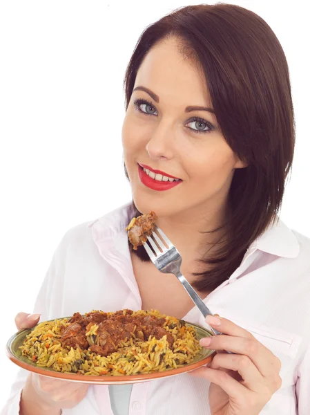 Ung kvinna äta lamm Rogan Josh Indisk Curry — Stockfoto
