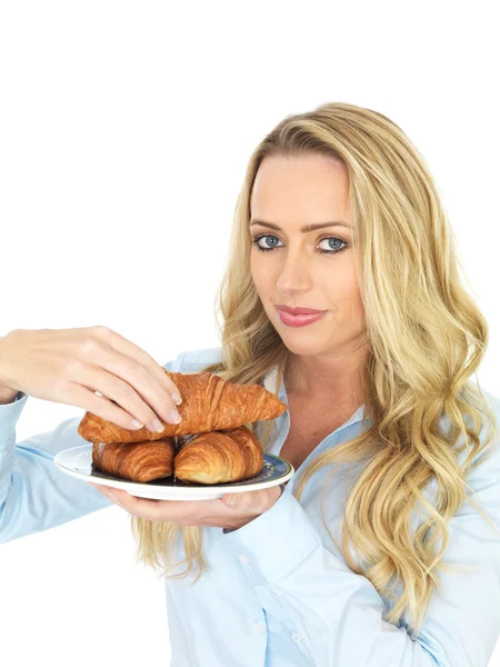 Atractiva joven comiendo pasteles daneses — Foto de Stock