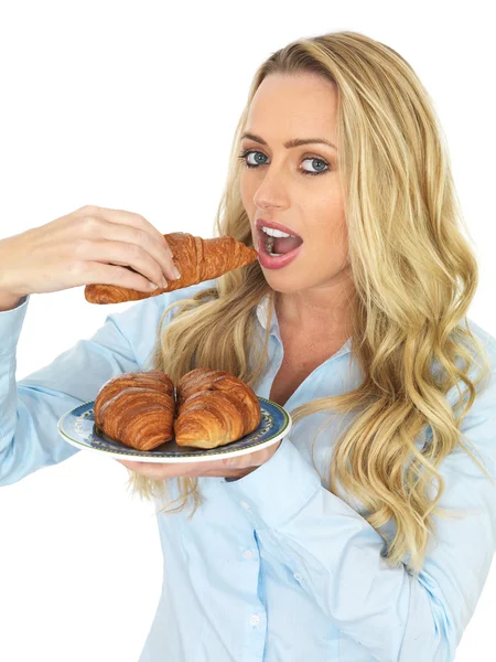 Vonzó fiatal nő evés dán péksütemények — Stock Fotó