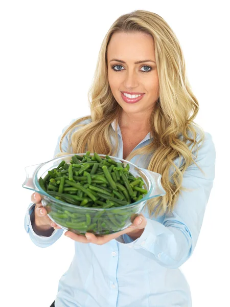 Jeune femme tenant un bol sur haricots verts — Photo