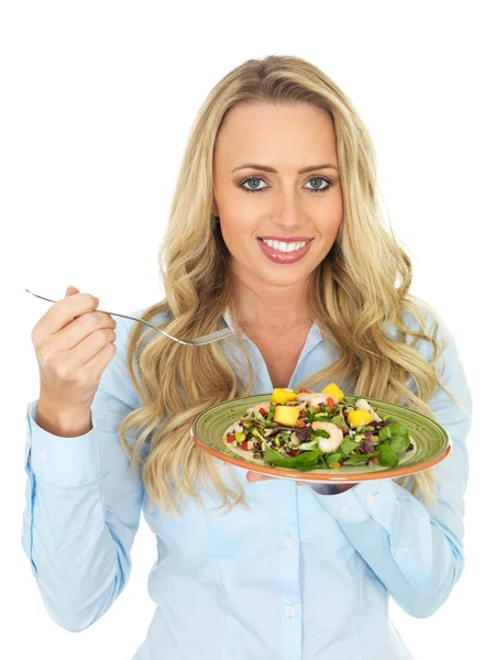 Mujer joven comiendo una ensalada de gambas —  Fotos de Stock