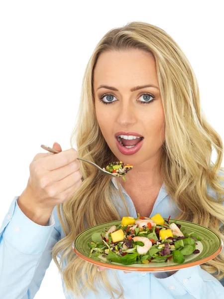 Jovem mulher comendo uma salada de camarão — Fotografia de Stock