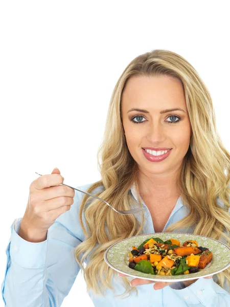 Mujer joven feliz comiendo una ensalada de verduras asadas — Foto de Stock