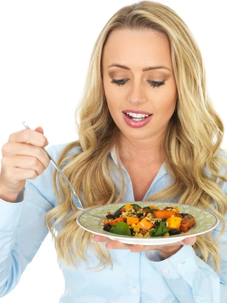 Glückliche junge Frau isst einen Gemüsebraten — Stockfoto