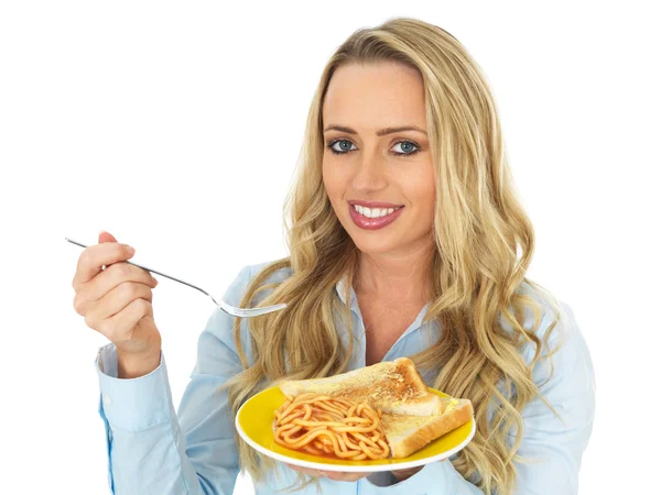 Jonge vrouw eten Spaghetti op Toast — Stockfoto