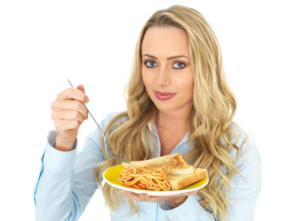 Ung kvinna äta Spaghetti på Toast — Stockfoto