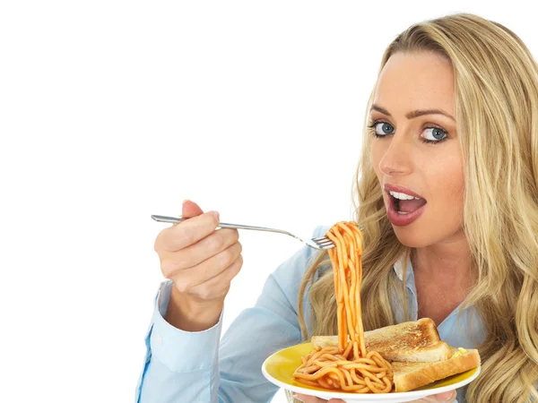 Junge Frau isst Spaghetti auf Toast — Stockfoto