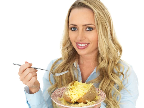 Молодая женщина ест запеченный картофель с сыром — стоковое фото