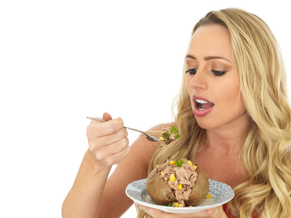 Junge Frau isst eine Ofenkartoffel mit Thunfisch und Zuckermais — Stockfoto