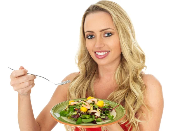 Jovem mulher atraente comendo uma salada de camarão — Fotografia de Stock