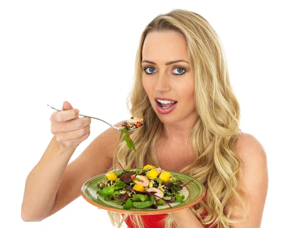 Attraente giovane donna che mangia un'insalata di gamberi — Foto Stock