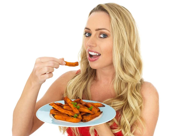 Mujer joven sana sosteniendo un plato de papas dulces —  Fotos de Stock