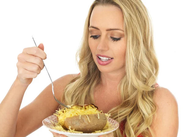 Mujer joven comiendo una patata al horno con queso — Foto de Stock