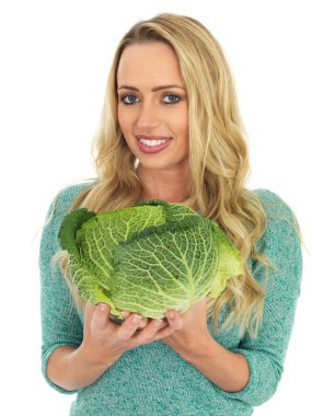 Bir çiğ çiğ lahana tutan genç kadın