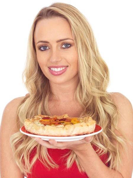 Ung kvinna med en bakad vegetabiliska tårta — Stockfoto