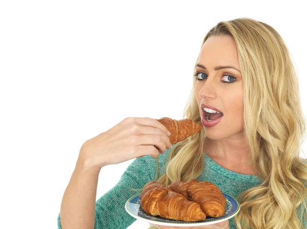 Mujer joven sosteniendo Croissants —  Fotos de Stock