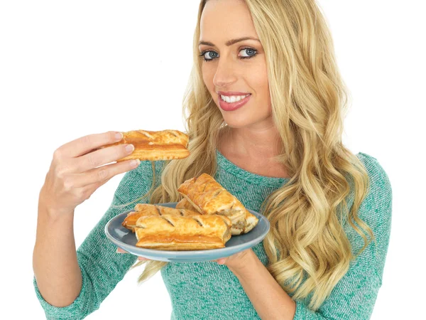 Mujer joven feliz con rollos de salchicha — Foto de Stock