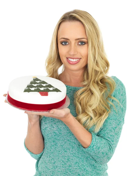 アイスのクリスマス ケーキを持って幸せな若い女 — ストック写真