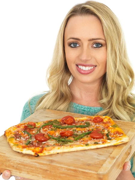 Pişmiş Pizza tutan genç kadın — Stok fotoğraf