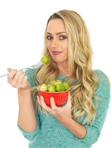 Junge Frau hält eine Schale Rosenkohl in der Hand — Stockfoto