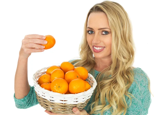 Jovem segurando uma cesta de tangerinas — Fotografia de Stock