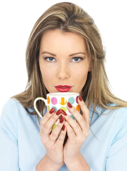 お茶のマグを飲む若い女性 — ストック写真
