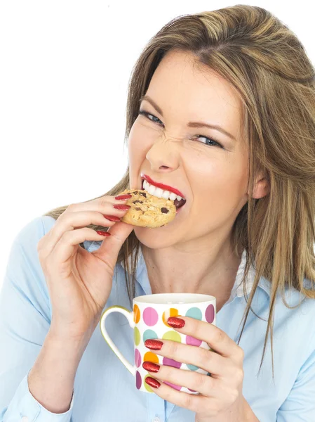 Mujer joven disfrutando del té y las galletas — Foto de Stock