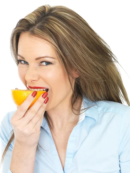 Mujer joven sosteniendo una naranja —  Fotos de Stock