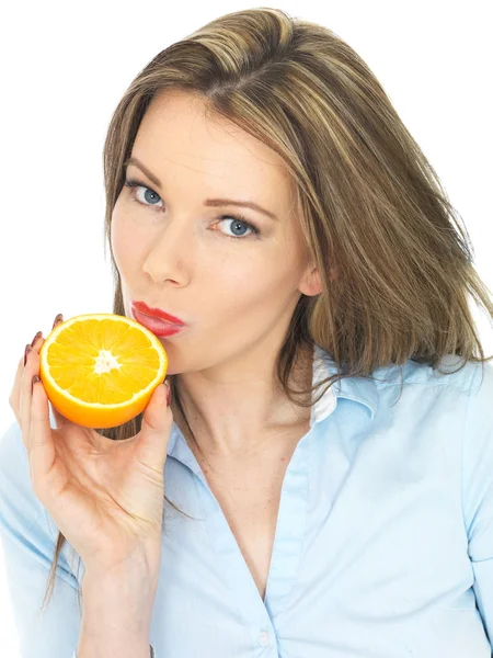 Bir portakal tutan genç kadın — Stok fotoğraf