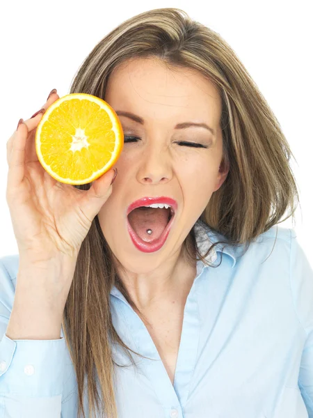 Mujer joven sosteniendo una naranja —  Fotos de Stock