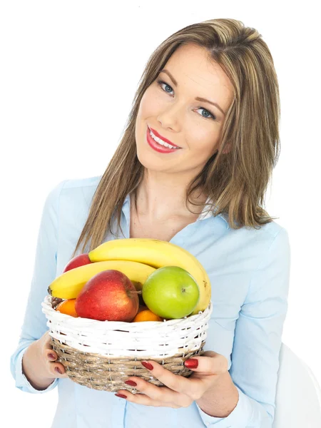 Fiatal nő, tárolás egy kosár gyümölcs — Stock Fotó