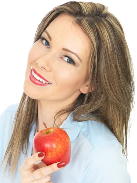 Молода жінка тримає щілину соковитого червоного яблука — стокове фото