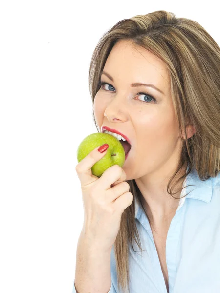 Mujer joven sosteniendo una manzana verde jugosa madura —  Fotos de Stock