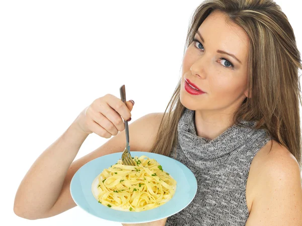 Ung kvinna äta pasta — Stockfoto