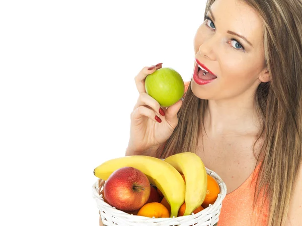 Mujer joven sosteniendo una cesta de fruta fresca —  Fotos de Stock