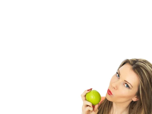 Giovane donna in possesso di una mela verde — Foto Stock