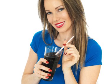 Genç kadın gazlı Cola içme