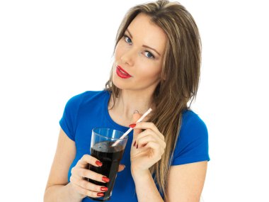 Genç kadın gazlı Cola içme