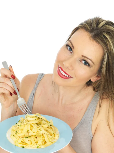 Ung kvinna äta Tagliatelle Pasta — Stockfoto