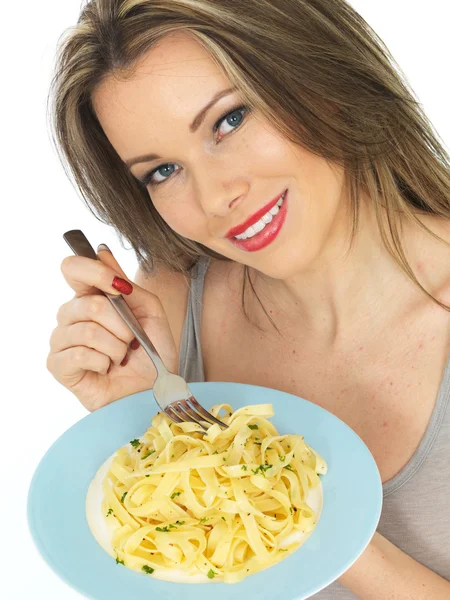 Junge Frau isst Tagliatelle-Pasta — Stockfoto