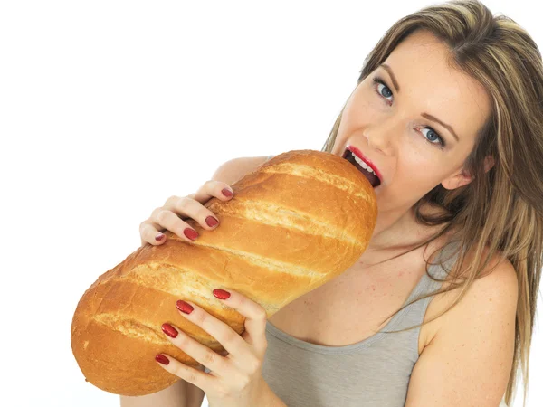 Junge Frau mit einem Laib Weißbrot — Stockfoto