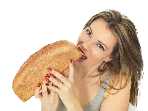 Jonge vrouw met een brood van bruin brood — Stockfoto