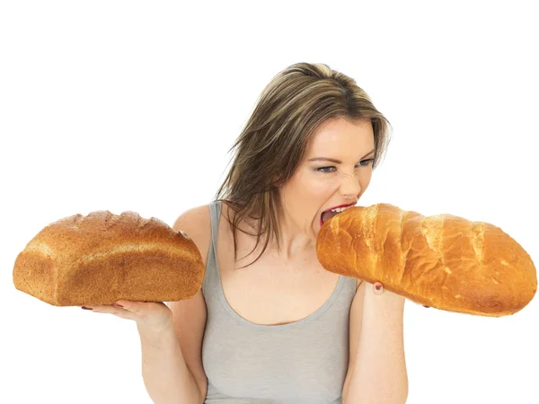 Giovane donna a confronto bianco e marrone Pane — Foto Stock