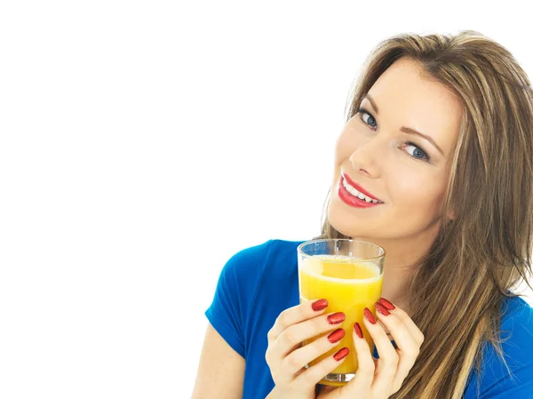 Jovem mulher bebendo suco de laranja — Fotografia de Stock