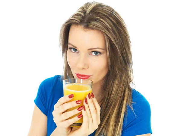 Mujer joven bebiendo jugo de naranja —  Fotos de Stock