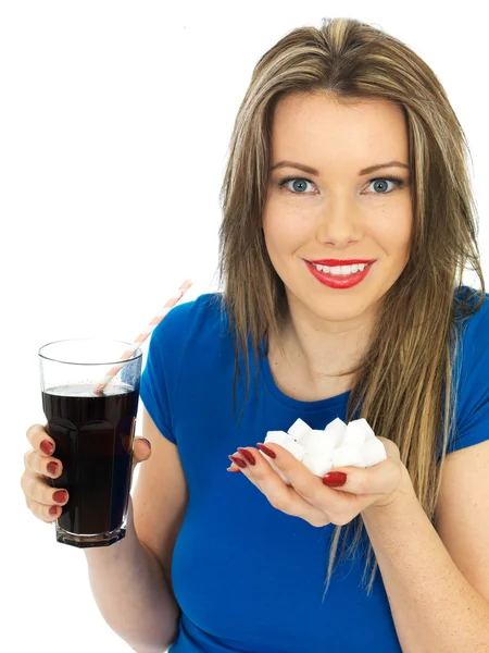 Jonge vrouw drinken hoge suiker koolzuurhoudende drank — Stockfoto