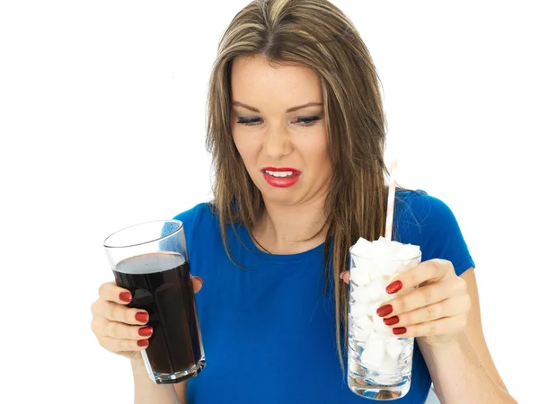 Junge Frau trinkt zuckerhaltiges Getränk — Stockfoto