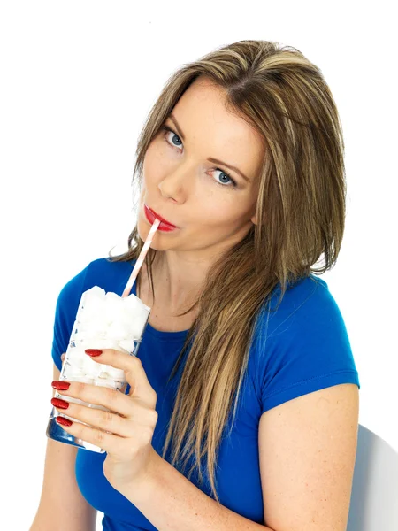 Jovem mulher bebendo um copo de açúcar — Fotografia de Stock
